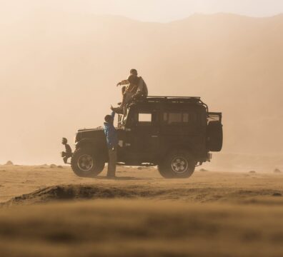 friends, jeep, desert-4293090.jpg